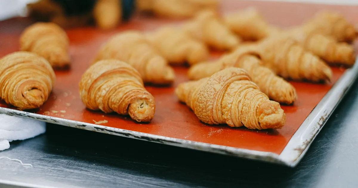 Mīklas rullēšana un kruasāni